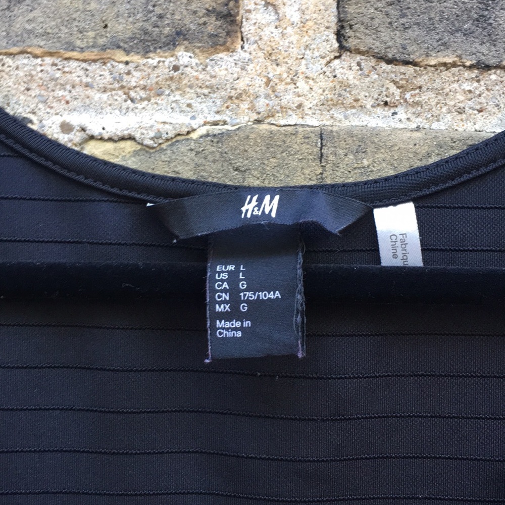 H&M, Textured, Fitted V-Neck Top - Picture 7 of 11
